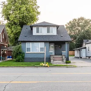 Holiday home Modern House Newly Furnished 3 Mins Drive To Fall, Niagara Falls